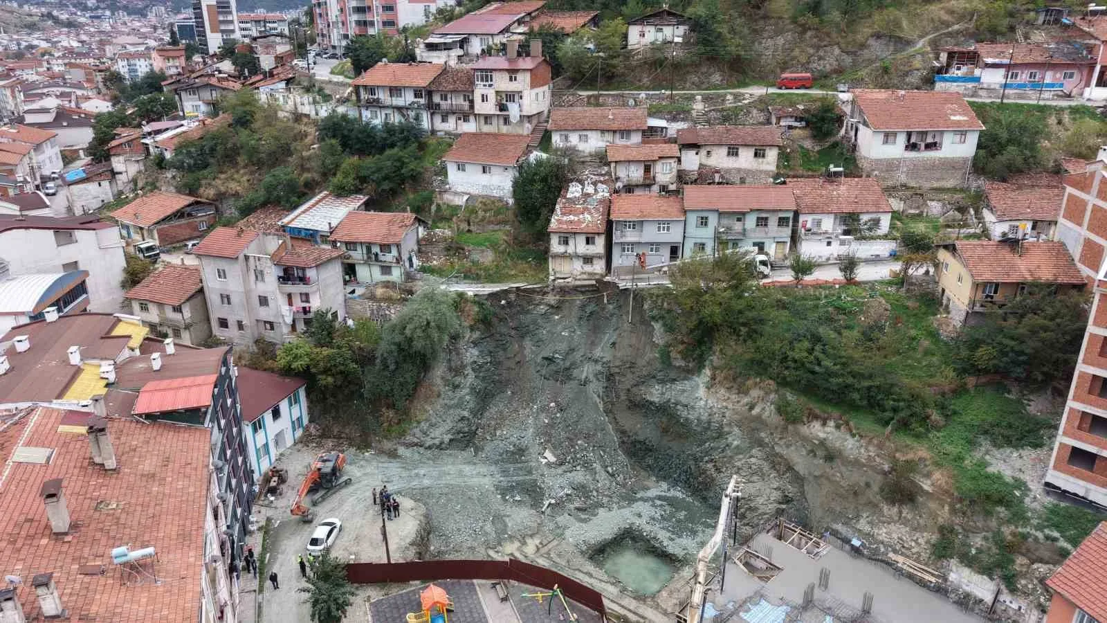 İHBAR ÜZERİNE BÖLGEYE AFAD, POLİS VE BELEDİYE EKİPLERİ SEVK EDİLDİ. OLAYLA İLGİLİ İNCELEME BAŞLATILDI. ÖTE YANDAN YOLDAKİ ÇÖKME ANI DRON İLE HAVADAN GÖRÜNTÜLENDİ.