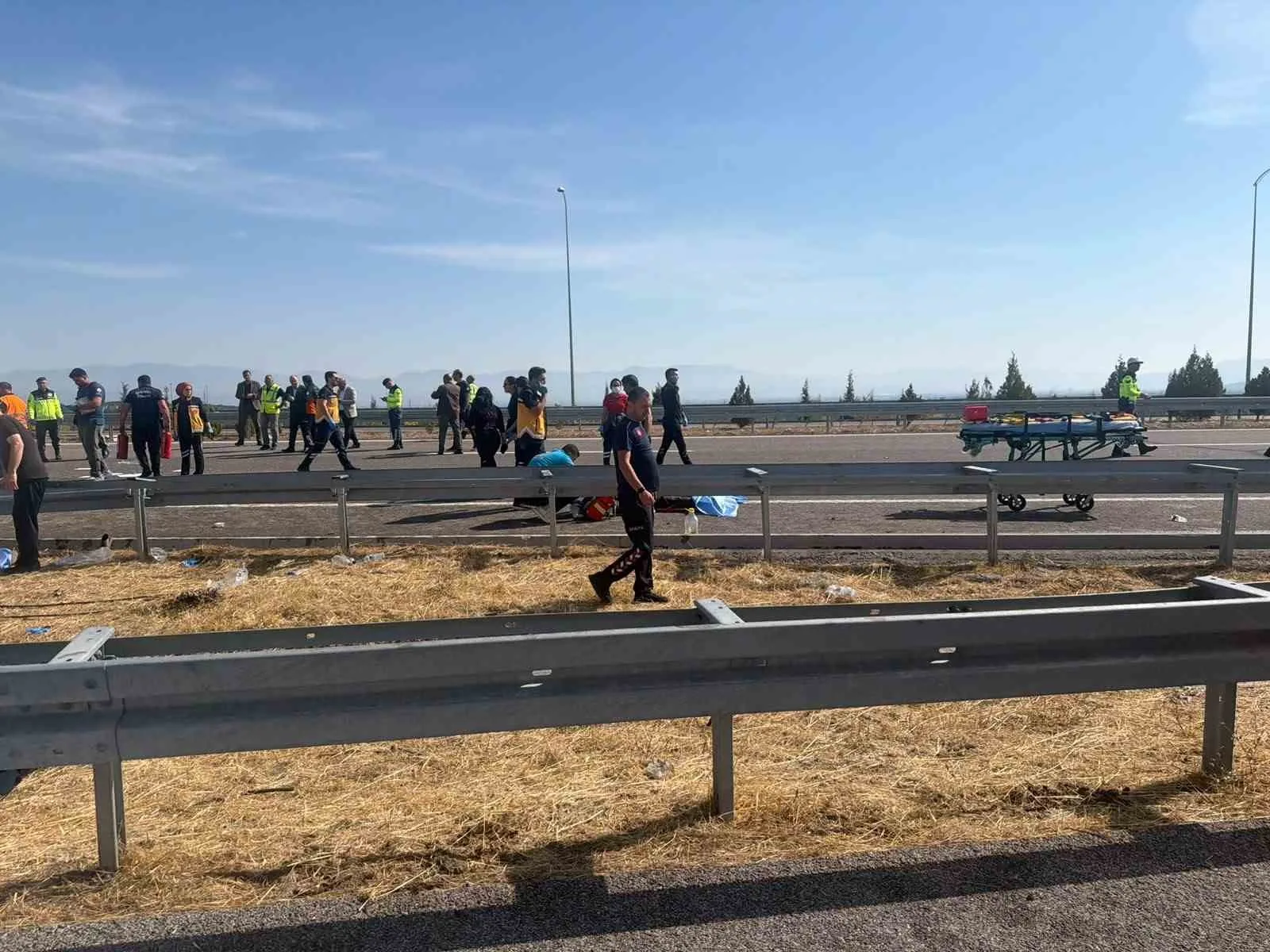 MANİSA'NIN AKHİSAR İLÇESİ İSTANBUL ORHANGAZİ-İZMİR OTOYOLUNDA TIR İLE YOLCU OTOBÜSÜNÜN ÇARPIŞMASI SONUCU MEYDANA GELEN KAZADA 11 KİŞİ ÖLDÜ 26 KİŞİ DE YARALANDI.