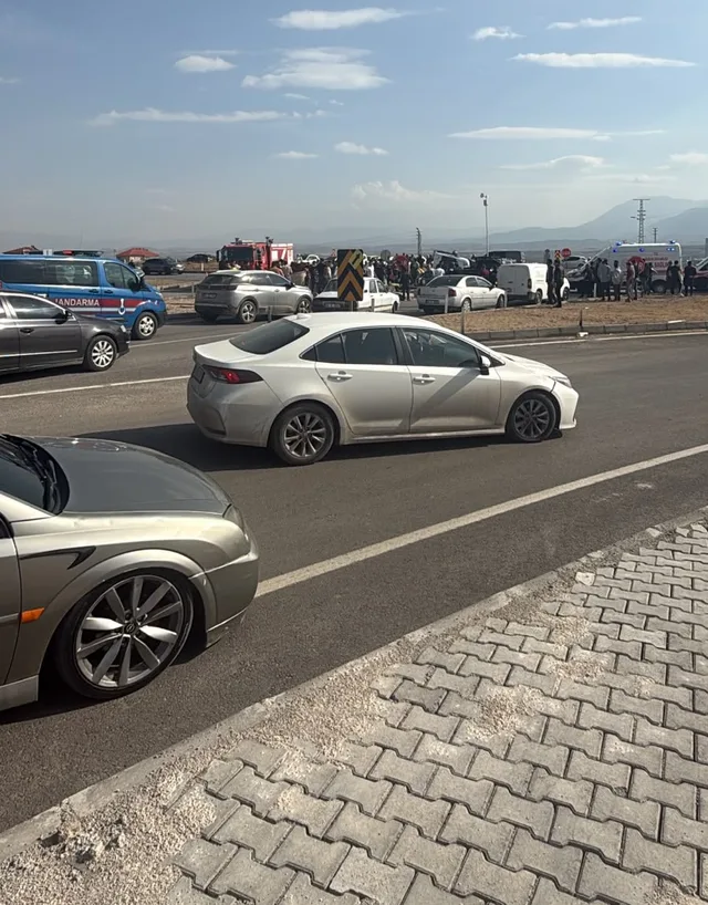KAHRAMANMARAŞ'TA MHP'Lİ MİLLETVEKİLİ VE İL BAŞKANININ BULUNDUĞU KONVOYDA MEYDANA GELEN TRAFİK KAZASINDA İLK BELİRLEMELERE GÖRE 1 KİŞİ HAYATINI KAYBETTİ, 4 KİŞİ YARALANDI