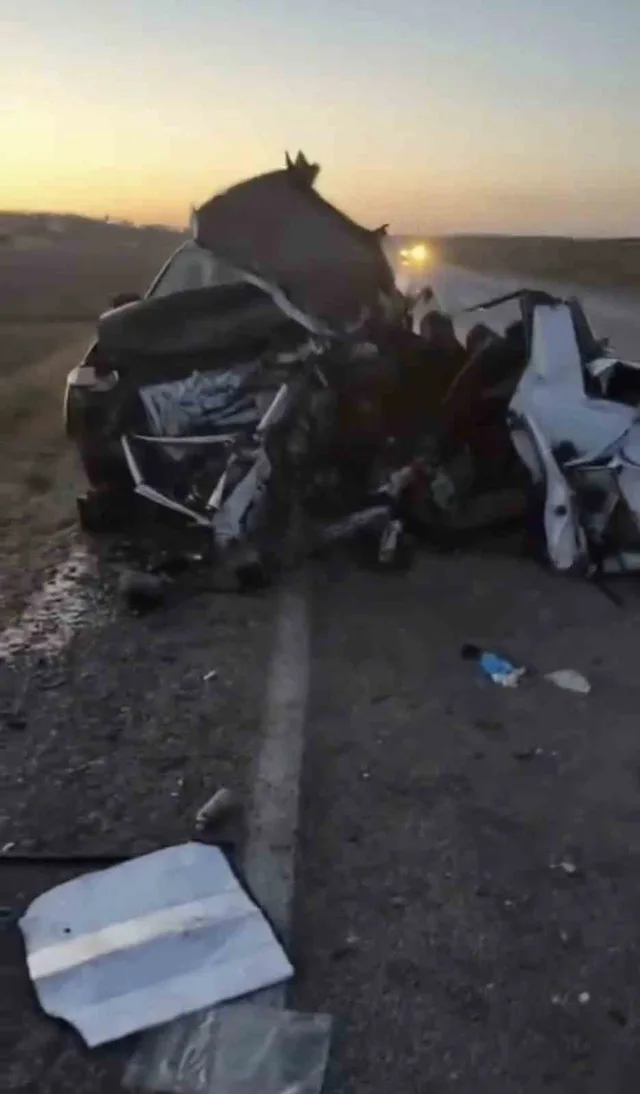 ÇANKIRI’NIN KIZILIRMAK İLÇESİNDE OTOMOBİL İLE PİKABIN ÇARPIŞMASI SONUCU 1 KİŞİ HAYATINI KABETTİ, 2 KİŞİ YARALANDI.