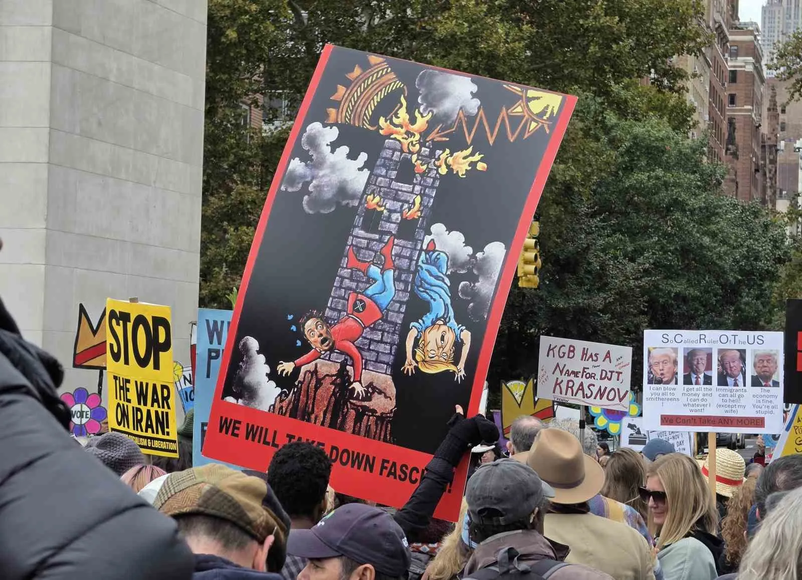 ABD'NİN NEW YORK KENTİNDE YÜZLERCE KİŞİ, BAŞKAN DONALD TRUMP KARŞITI "KRALLARA HAYIR: ERKEN OY KULLAN" SLOGANIYLA PROTESTO DÜZENLEDİ