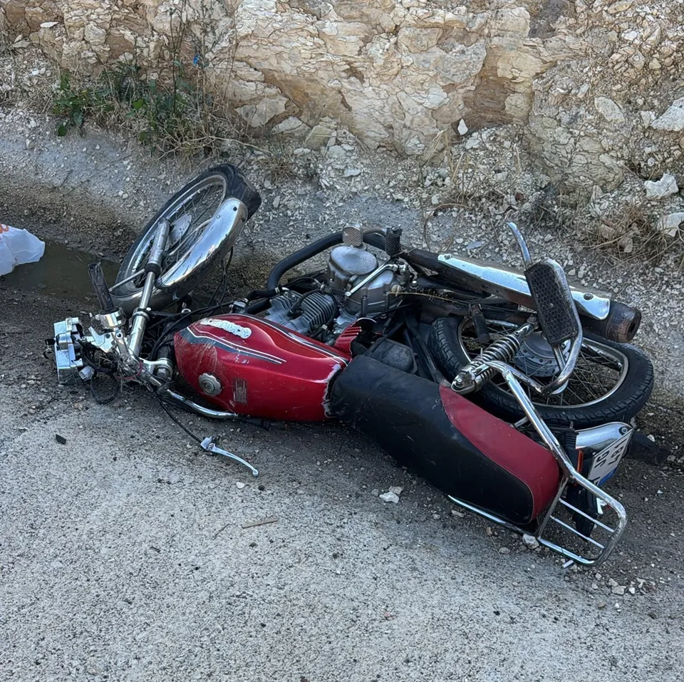 GAZİANTEP'İN NİZİP İLÇESİNDE KAVŞAKTA OTOMOBİL İLE ÇARPIŞAN MOTOSİKLETİN SÜRÜCÜSÜ OLAY YERİNDE HAYATINI KAYBETTİ.