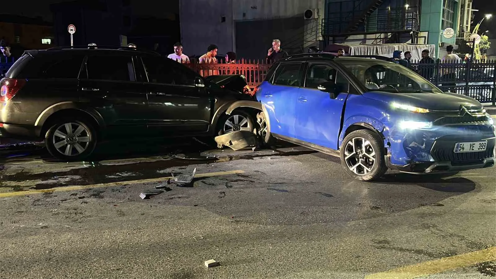 SAKARYA'NIN ADAPAZARI İLÇESİNDE GECE SAATLERİNDE 3 ARACIN KARIŞTIĞI TRAFİK KAZASINDA 4 KİŞİ YARALANDI.