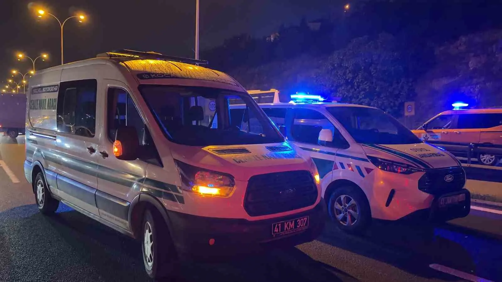 KOCAELİ TEM OTOYOLU'NDA ORTA BARİYERLERİ AŞARAK KARŞI ŞERİDE GEÇİP YAN YATAN TIRIN SÜRÜCÜSÜ, ARACININ ALTINDA KALARAK FECİ ŞEKİLDE HAYATINI KAYBETTİ. KAZADA TIRIN KUPASININ ÇARPTIĞI OTOMOBİLDE BULUNAN 2 KİŞİ İSE YARALANDI.