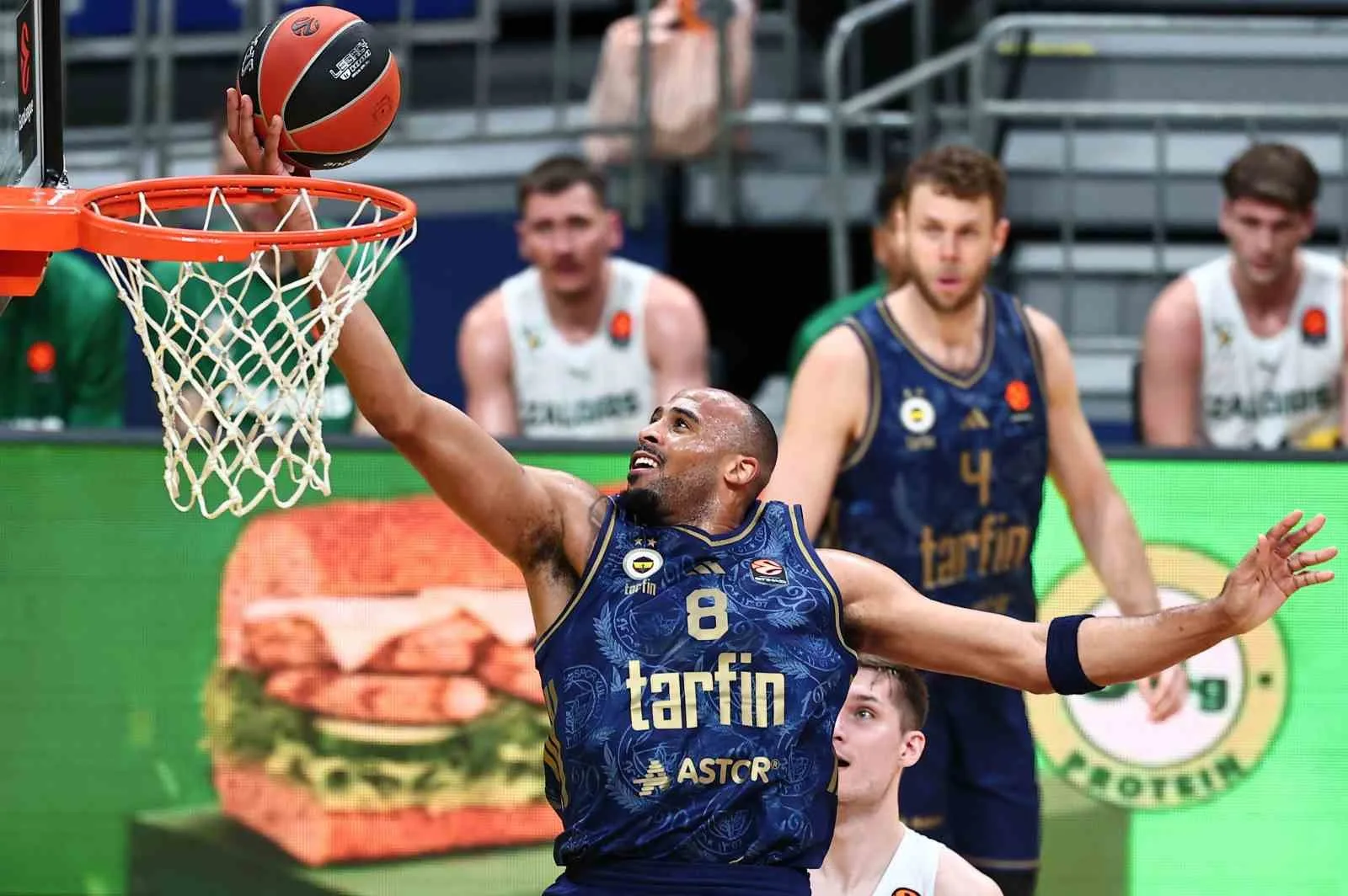 EUROLEAGUE'İN 5. HAFTASINDA FENERBAHÇE, KONUK ETTİĞİ LİTVANYA EKİBİ ZALGİRİS KAUNAS'I 99-80'LİK SKORLA MAĞLUP ETTİ. SARI-LACİVERTLİLER, LİGDE 4. GALİBİYETİNİ ELDE ETTİ.
