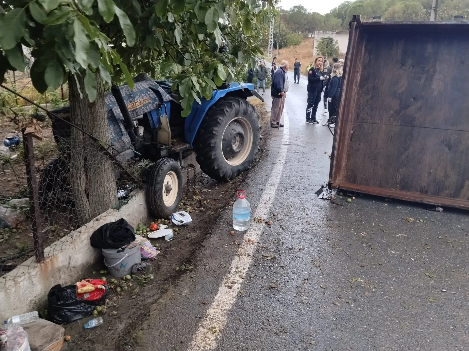 Balıkesir’de traktör römorku devrildi: 23 kişi yaralandı — fotoğraf 3