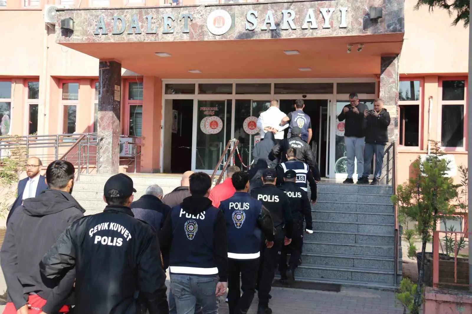KARABÜK MERKEZLİ YÜRÜTÜLEN SİBER SUÇ SORUŞTURMASI KAPSAMINDA 15 İLDE DÜZENLENEN EŞ ZAMANLI OPERASYONDA GÖZALTINA ALINAN 42 ŞÜPHELİDEN 26’SI TUTUKLANDI.