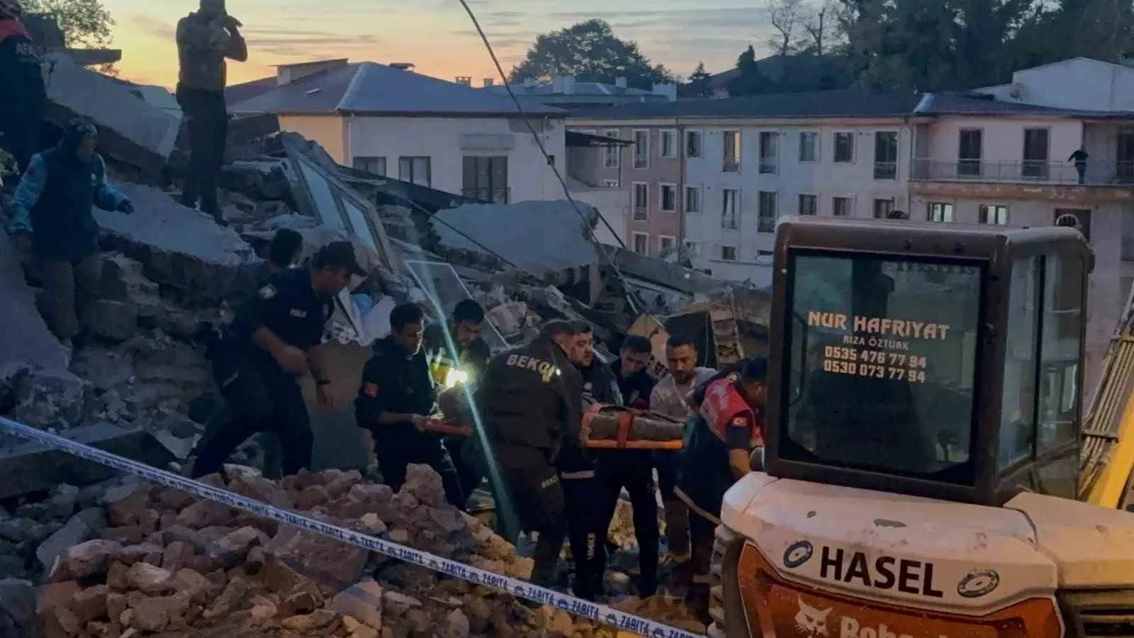 ZONGULDAK'TA DAHA ÖNCE İKİ KATLI BİR BİNADA KISMİ GÖÇÜK YAŞANAN BÖLGEDE 3 KATLI BAŞKA BİR BİNA ÇÖKTÜ. ENKAZ ALTINDA KALAN KENAN AKÇAARMAN YARALI OLARAK KURTARILARAK HASTANEYE KALDIRILIRKEN, KARDEŞİ TÜRKAN AKÇAARMAN'I KURTARMA ÇALIŞMALARI SÜRÜYOR.