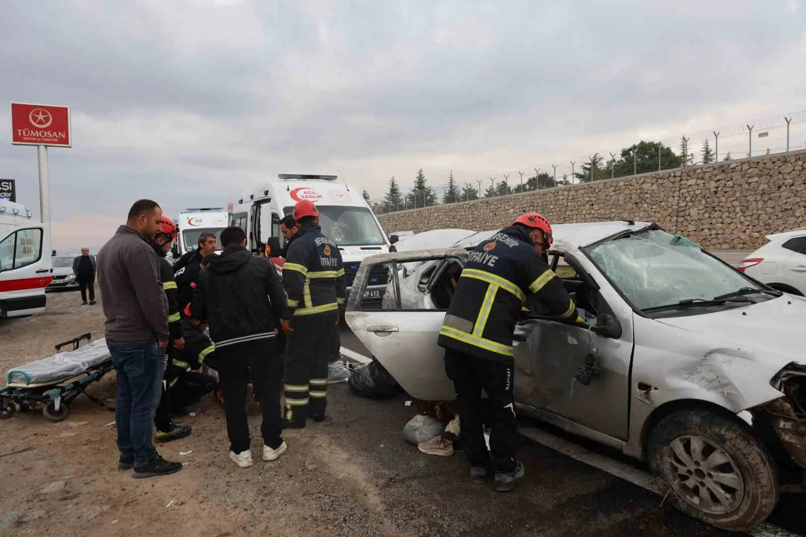 NEVŞEHİR'DE AYNI YÖNDE SEYİR HALİNDE OLAN İKİ OTOMOBİLİN ÇARPIŞMASI SONUCU MEYDANA GELEN TRAFİK KAZASINDA 7 KİŞİ YARALANDI.