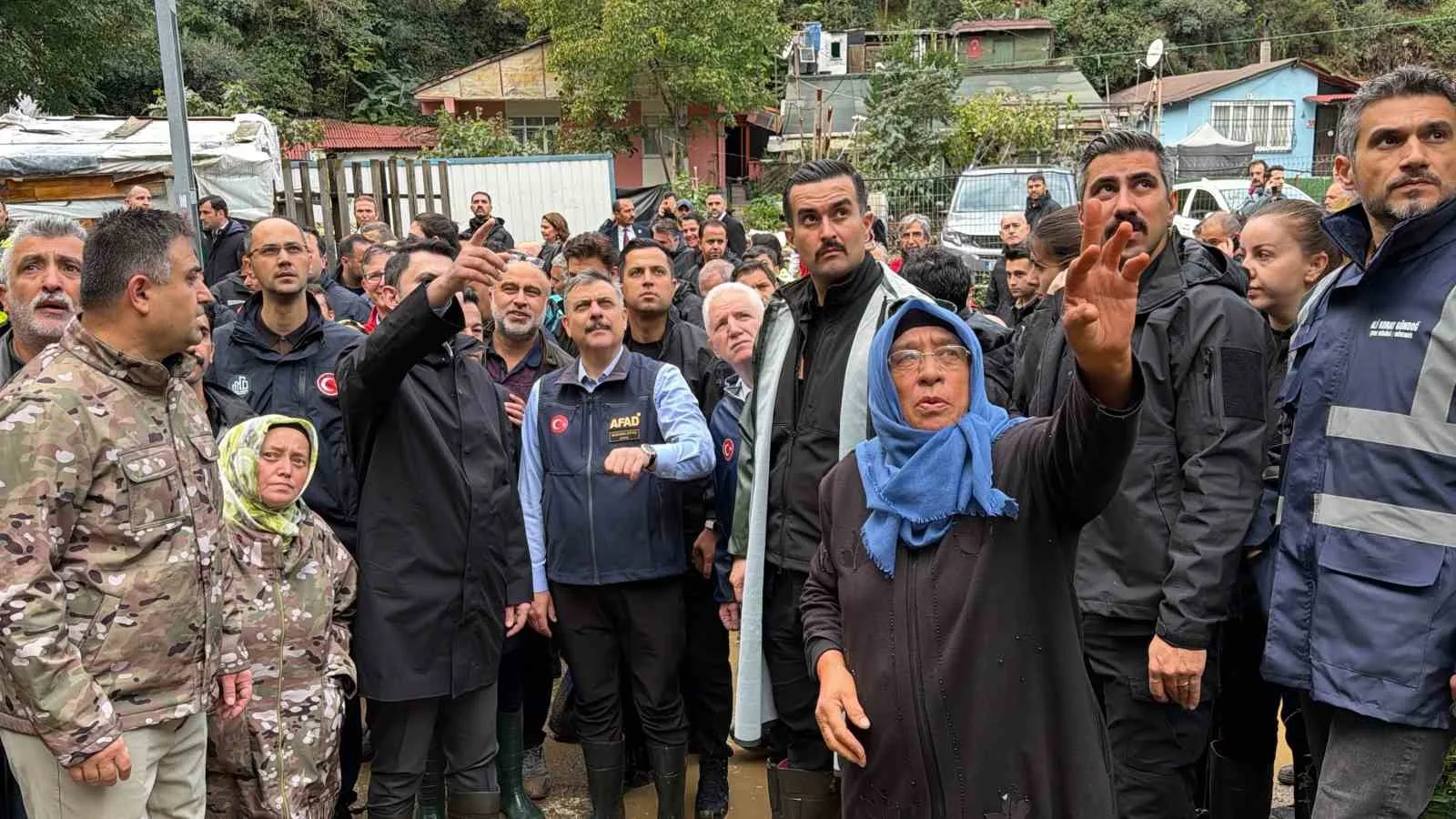 ÇEVRE, ŞEHİRCİLİK VE İKLİM DEĞİŞİKLİĞİ BAKANI MURAT KURUM İLE İÇİŞLERİ BAKANI MUSTAFA ÇİFTÇİ, SEL FELAKETİNİN YAŞANDIĞI SARIYER AYAZAĞA'DA İNCELEMELERDE BULUNDU.