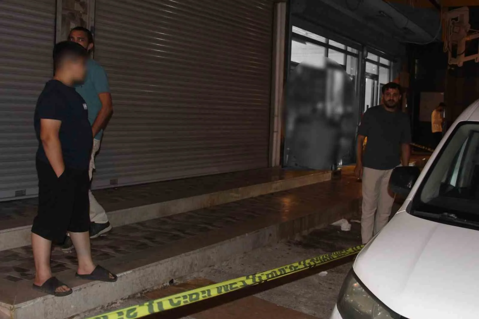 ADANA’DA KİMYA ÜRÜNLERİ SATAN BİR İŞ YERİNE DÜZENLENEN SİLAHLI SALDIRIDA, KASADA OTURAN 16 YAŞINDAKİ ÇOCUK BAŞINDAN VURULARAK AĞIR YARALANDI. SALDIRGAN, OLAYIN ARDINDAN KAÇTI.