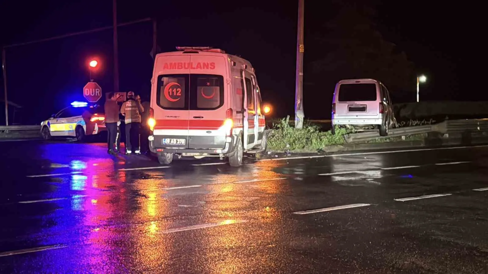 RİZE’NİN PAZAR İLÇESİNDE, RİZE’DEN ARTVİN’E DÖNEN AMBULANS İLE HAFİF TİCARİ ARACIN ÇARPIŞMASI SONUCU 5 KİŞİ HAFİF YARALANDI.