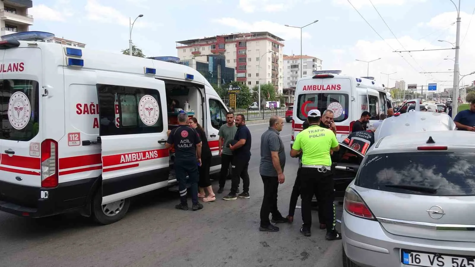 YARALILAR, SAĞLIK EKİPLERİNİN OLAY YERİNDEKİ İLK MÜDAHALESİNİN ARDINDAN AMBULANSLARLA HASTANEYE KALDIRILDI.