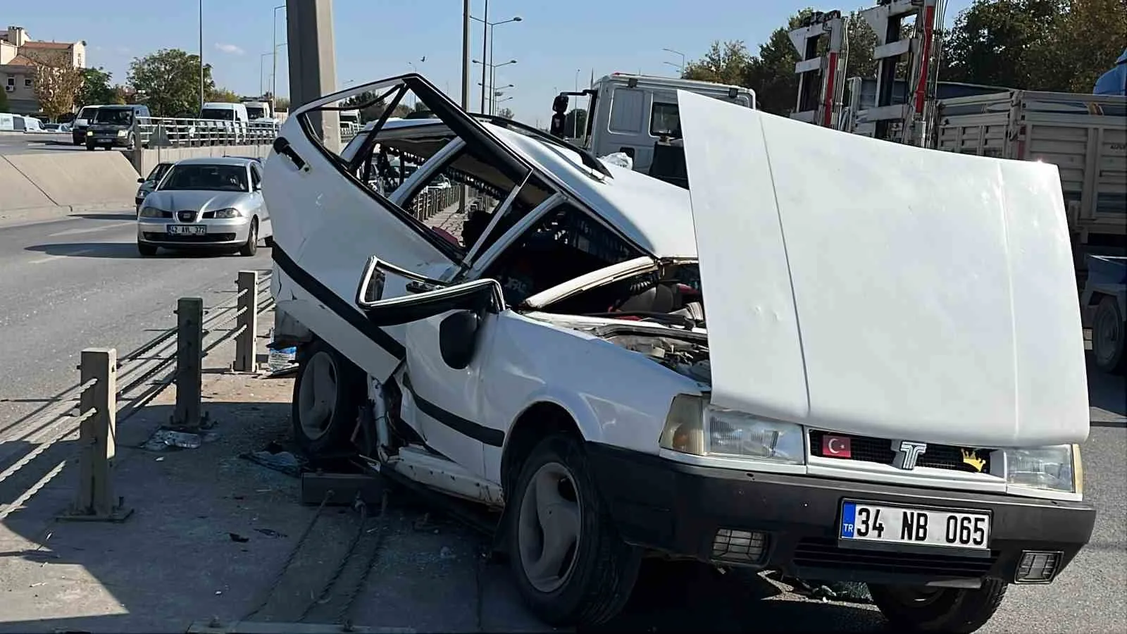 KONYA’DA KONTROLDEN ÇIKAN TOFAŞ OTOMOBİL REFÜJE ÇARPARAK HURDAYA DÖNERKEN, ARAÇTA BULUNAN 4 KİŞİ YARALANDI.