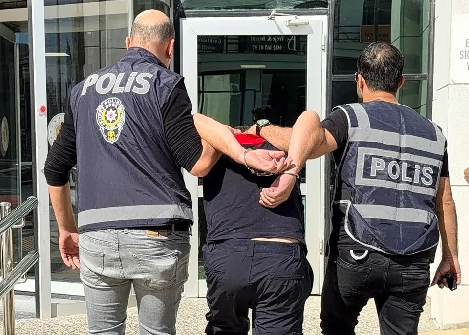 İZMİR’İN SEFERİHİSAR İLÇESİNDE, ESKİ SEVGİLİSİNİN EVİNİ BENZİN DÖKEREK KASITLI OLARAK ATEŞE VERDİĞİ İDDİA EDİLEN İTFAİYE PERSONELİ TUTUKLANDI.