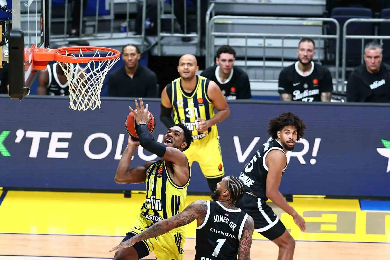 FENERBAHÇE, EUROLEAGUE 6. HAFTA MAÇINDA SAHASINDA SIRBİSTAN EKİBİ PARTİZAN’I 74-65 MAĞLUP ETTİ.