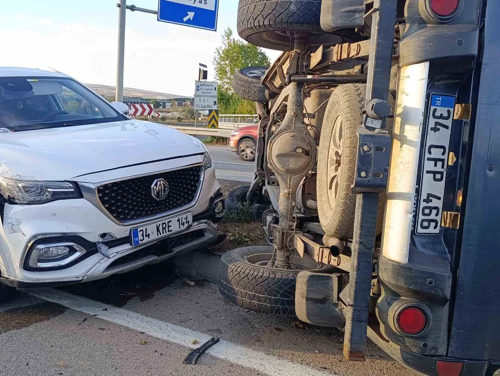 TEKİRDAĞ’IN SÜLEYMANPAŞA İLÇESİNDE FİLM SAHNELERİNİ ARATMAYAN OLAYDA, İDDİAYA GÖRE KULLANDIĞI ARAÇLA 2 YAYAYA ÇARPAN SÜRÜCÜ, OLAY YERİNDEN UZAKLAŞTI. ÇEVRE YOLU’NDA İSTANBUL İSTİKAMETİNDE İLERLEDİĞİ SIRADA 2 ARACA DAHA ÇARPARAK KAZAYA KARIŞTI. İKİ AYRI KAZADA TOPLAM 4 KİŞİ YARALANIRKEN, ARACI KULLANAN SÜRÜCÜ E.G POLİS EKİPLERİNCE YAKALANDI.