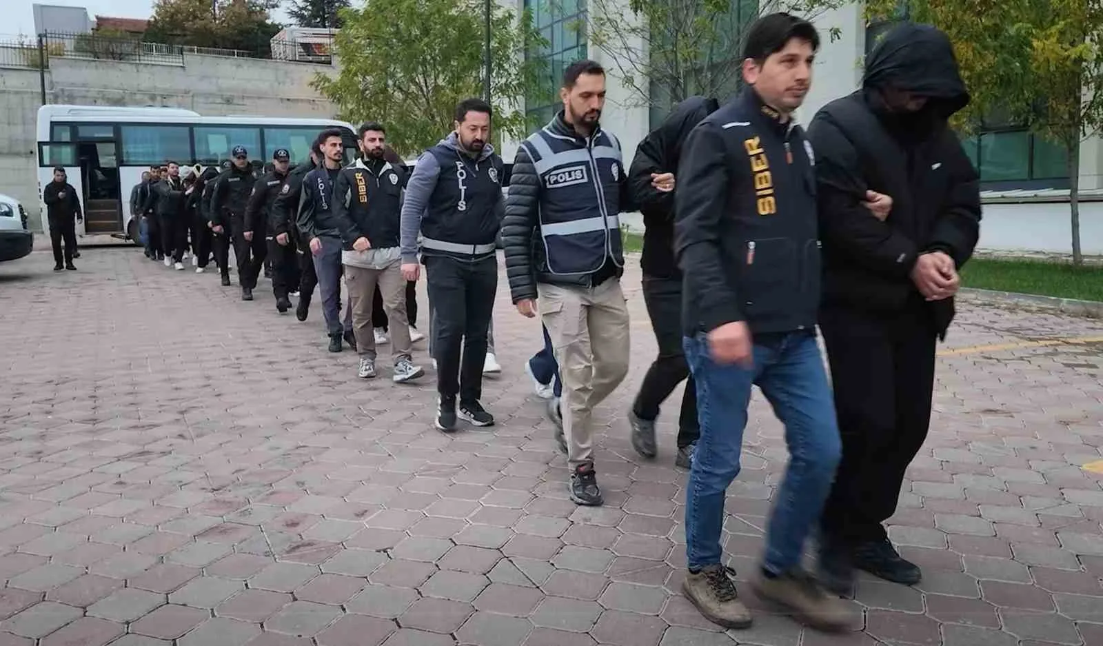 KIRIKKALE MERKEZLİ 8 İLDE DÜZENLENEN OPERASYONDA, YASA DIŞI BAHİS GELİRLERİNİ BAŞKALARI ADINA AÇILAN BANKA HESAPLARI VE KRİPTO PARA PLATFORMLARI ÜZERİNDEN AKLADIKLARI BELİRLENEN SUÇ ÖRGÜTÜNÜN 1 MİLYAR 219 MİLYON LİRAYI AŞAN PARA TRAFİĞİ DEŞİFRE EDİLDİ. ÖRGÜTÜN YAPILANMASI VE PARA AKLAMA YÖNTEMLERİNİN ORTAYA ÇIKARILDIĞI SORUŞTURMADA, ADLİYEYE SEVK EDİLEN 18 ŞÜPHELİDEN 11'İ TUTUKLANIRKEN, 7'Sİ HAKKINDA ADLİ KONTROL TEDBİRİ UYGULANDI.