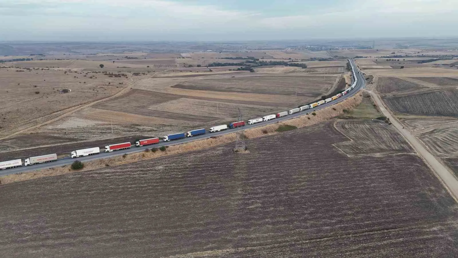 EDİRNE'DE BULGARİSTAN'A AÇILAN HAMZABEYLİ SINIR KAPISI'NDA YAKLAŞIK 37 KİLOMETREYİ BULAN TIR KUYRUĞU, AVRUPA'YA YÜK TAŞIYAN SÜRÜCÜLERİ MAĞDUR ETTİ.