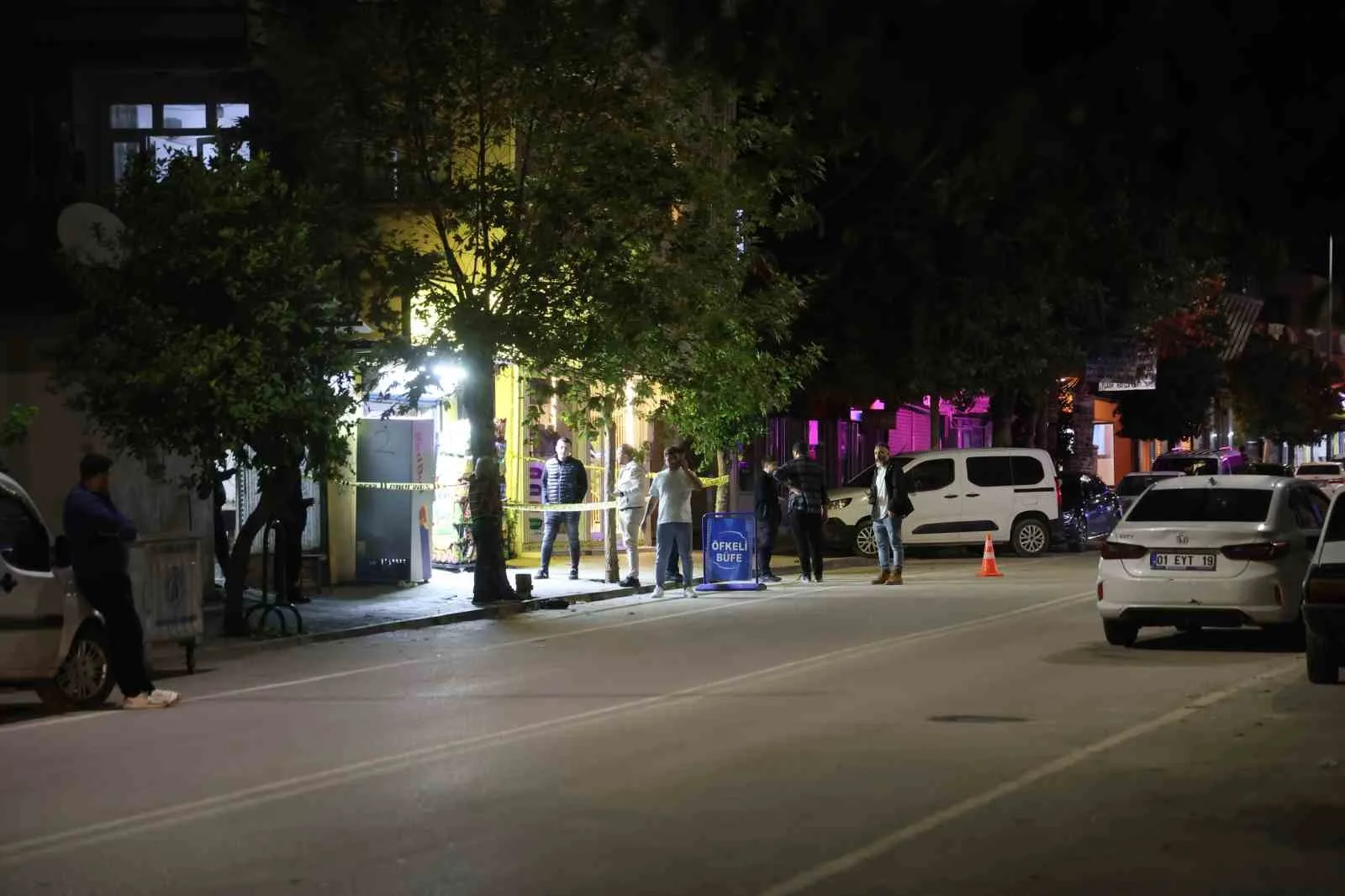 ADANA’NIN KOZAN İLÇESİNDE HUSUMETLİ OLDUKLARI ÖNE SÜRÜLEN KİŞİLER TARAFINDAN TEKEL BAYİSİNE YÖNELİK GERÇEKLEŞTİRİLEN SİLAHLI SALDIRIDA, YOLDAN GEÇEN OTOMOBİLDE BULUNAN BİR KİŞİ İLE İŞ YERİNDE ALIŞVERİŞ YAPAN BİR KİŞİ YARALANDI. YARALILARIN HAYATİ TEHLİKESİNİN BULUNMADIĞI ÖĞRENİLDİ.