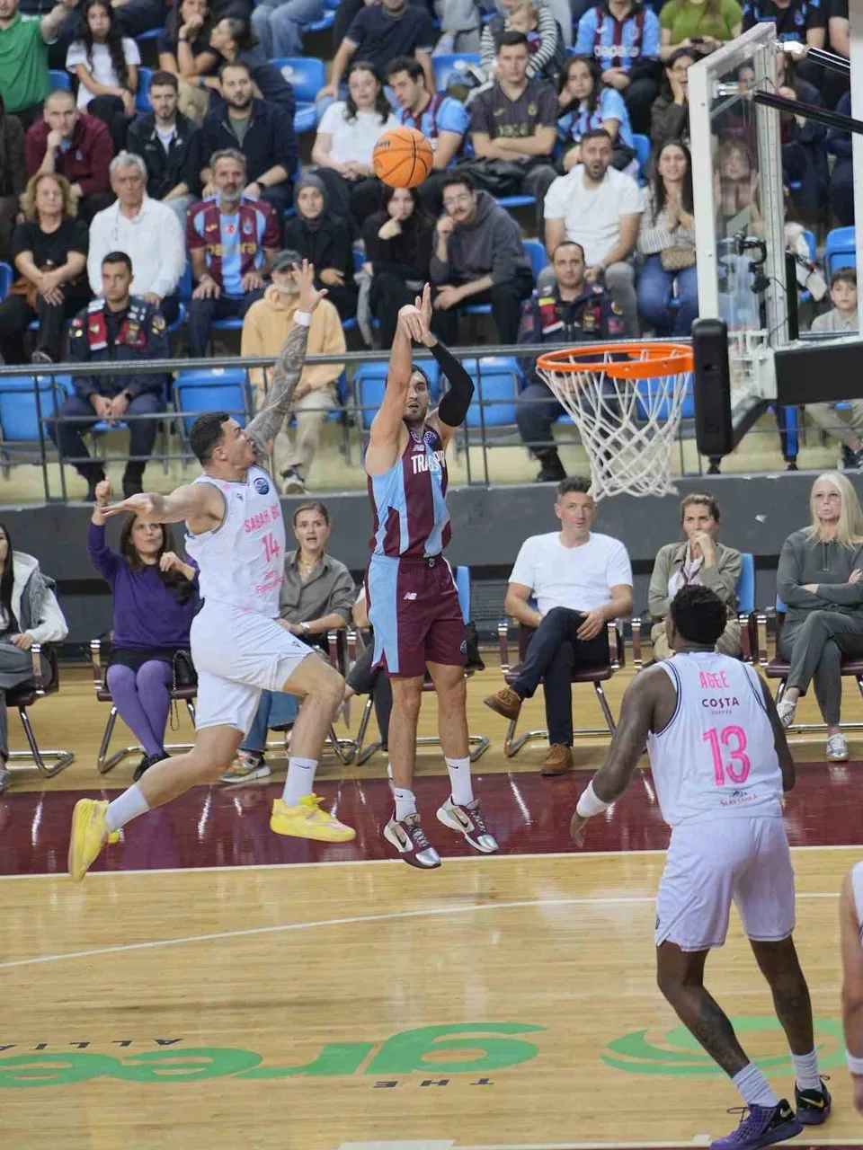 BASKETBOL ŞAMPİYONLAR LİGİ'NDE İKİNCİ MAÇINA ÇIKAN TRABZONSPOR SAHASINDA KARŞILAŞTIĞI AZERBAYCAN EKİBİ SABAH BC'Yİ 100-83 YENEREK A GRUBUNDA İKİNCİ GALİBİYETİNE ULAŞTI.